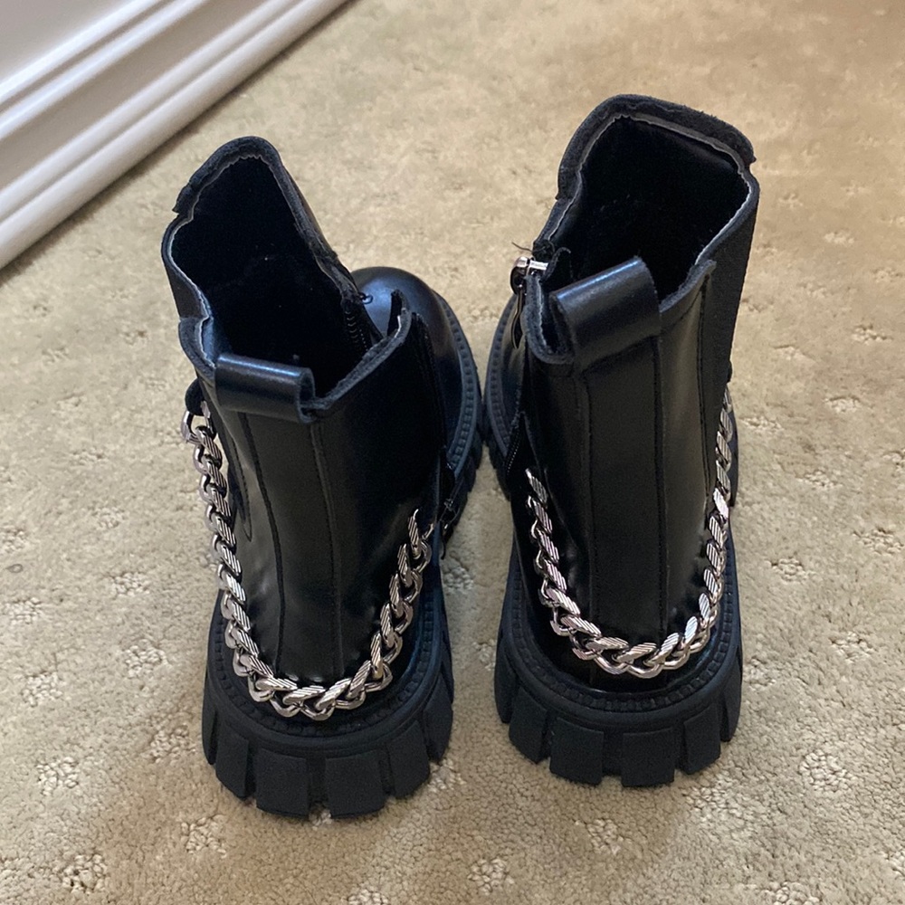 Like new girls black boots! Perfect for fall 🖤🍂🍁